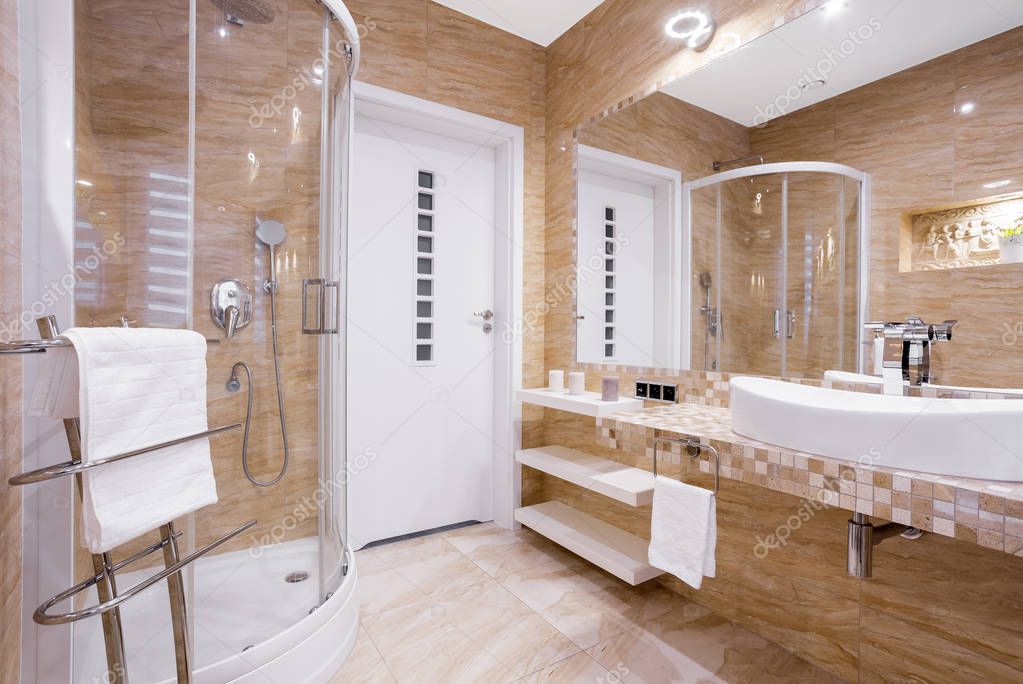 Box doccia in cristallo in bagno moderno